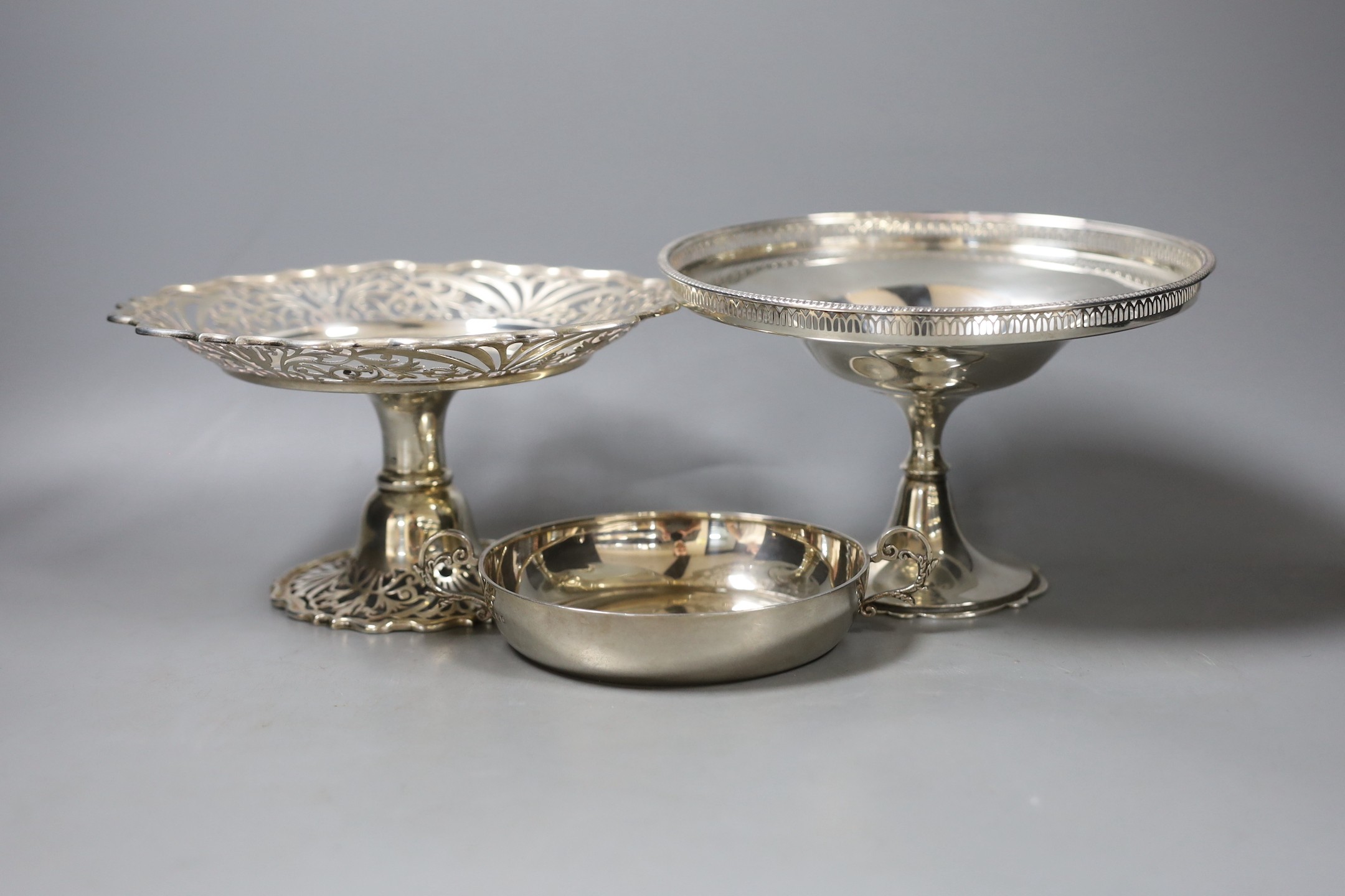 An Edwardian pieced silver tazze, London, 1901, diameter 20cm, a later silver pedestal dish and two handled shallow dish, 25oz.